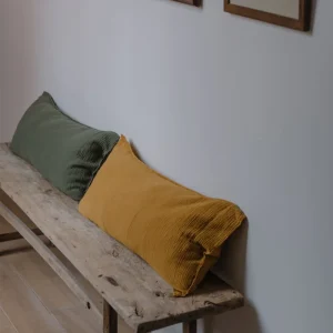 Grand coussin déhoussable en double gaze de coton jaune safran 45x90cm