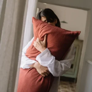 Grand coussin déhoussable en double gaze de coton rouille 45x90cm